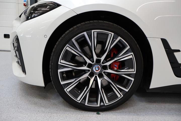 Hvid BMW i4 fra 2023
