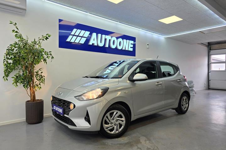 Sølv Hyundai i10 fra 2020 set udefra