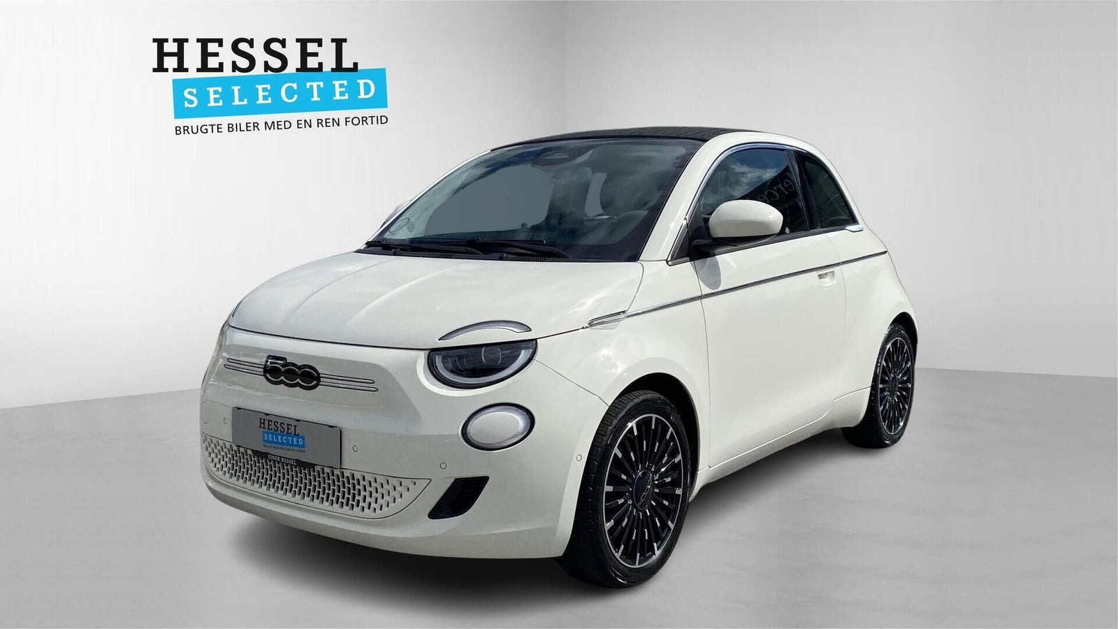 Hvid Fiat 500e fra 2023 set udefra