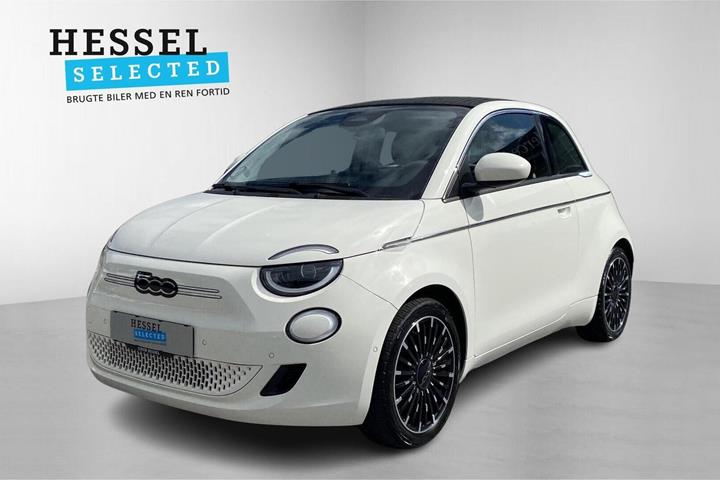 Hvid Fiat 500e fra 2023 set udefra