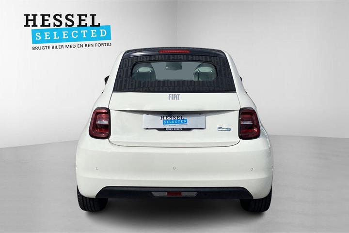 Hvid Fiat 500e fra 2023