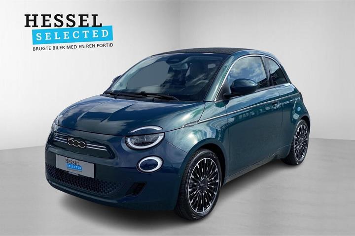 Blå Fiat 500e fra 2023 set udefra