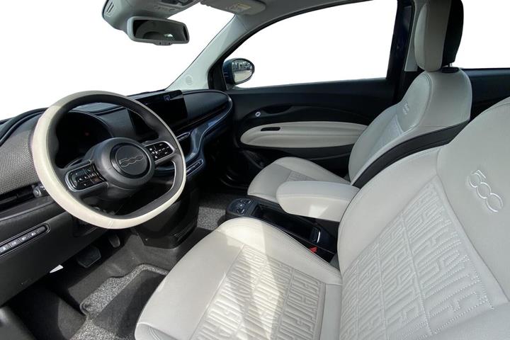 Blå Fiat 500e fra 2023