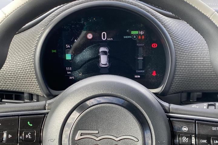 Blå Fiat 500e fra 2023
