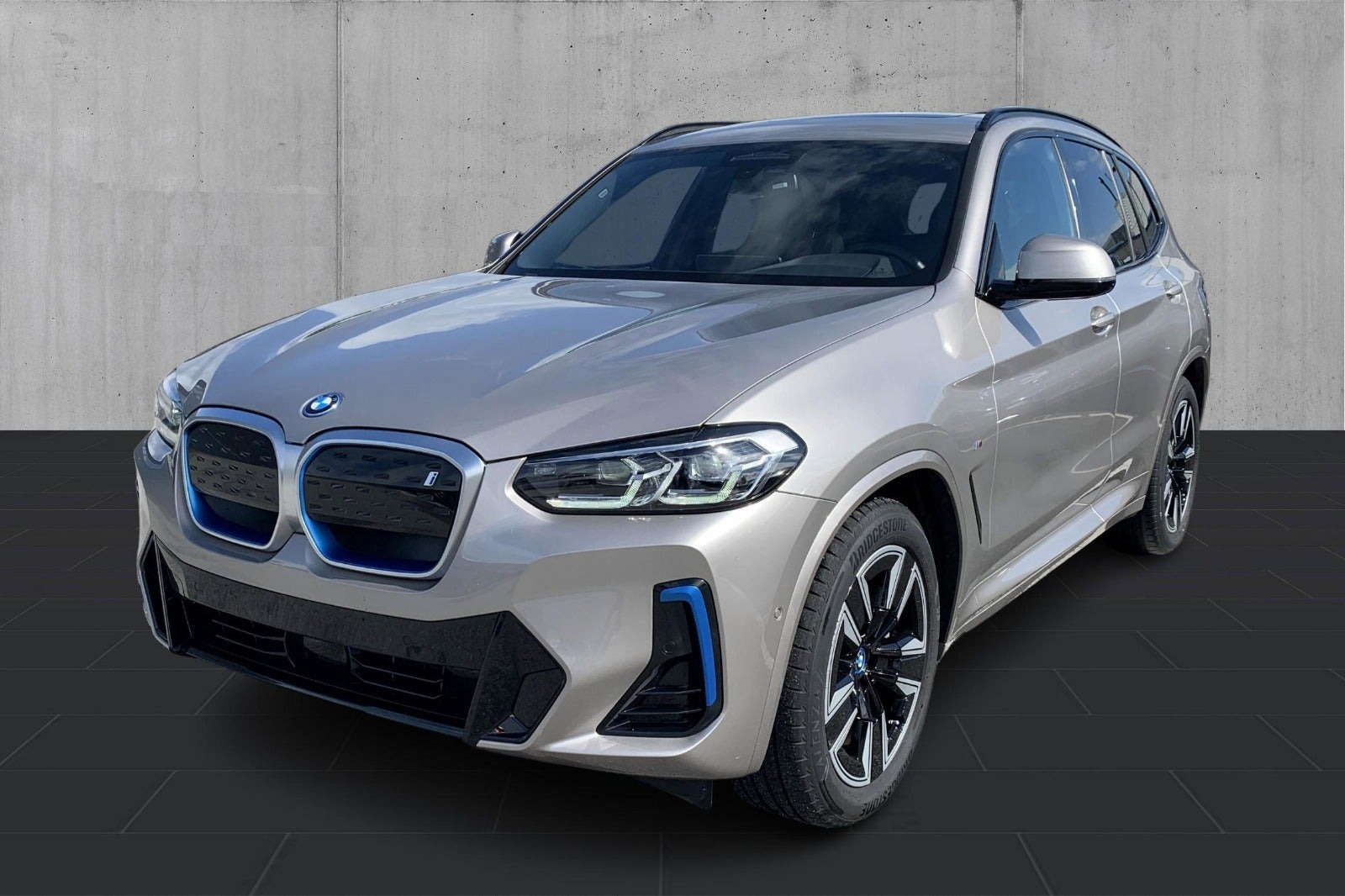 Sølv BMW iX3 fra 2024