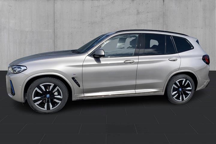 Sølv BMW iX3 fra 2024
