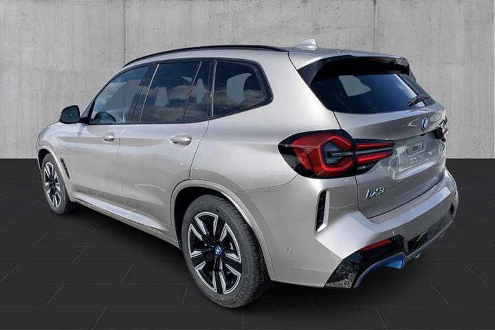 Sølv BMW iX3 fra 2024