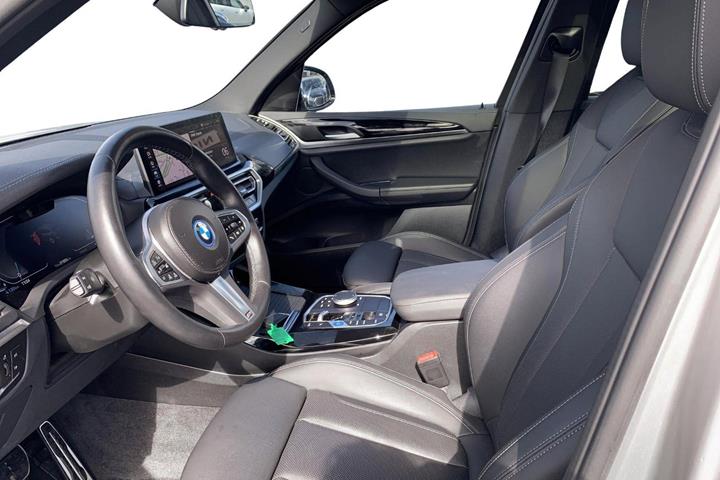 Sølv BMW iX3 fra 2024