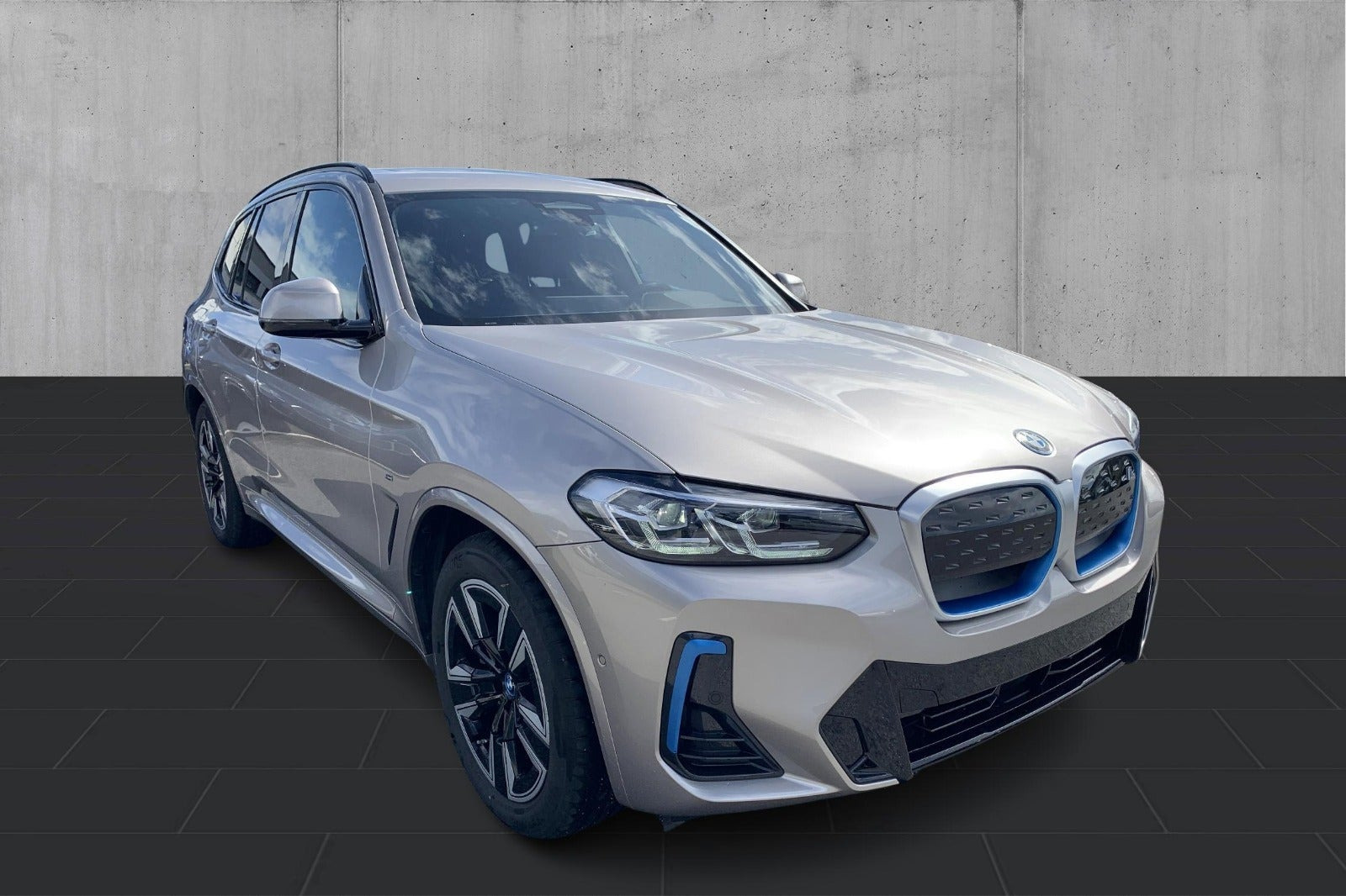 Sølv BMW iX3 fra 2024