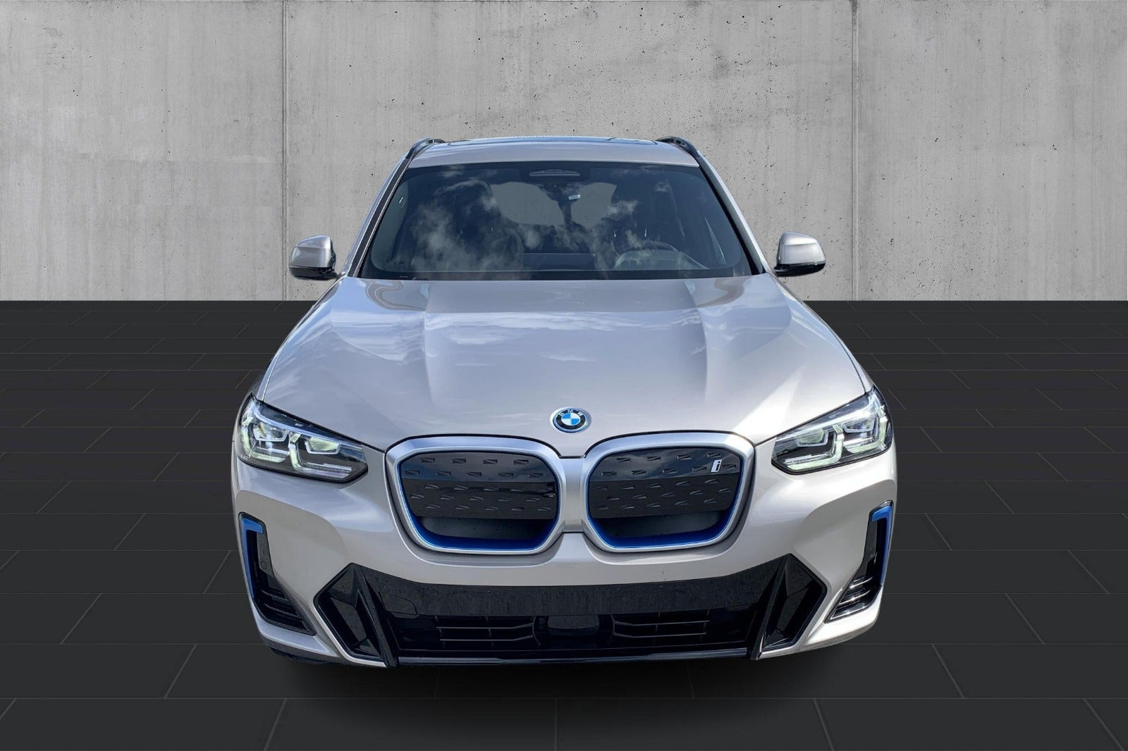 Sølv BMW iX3 fra 2024