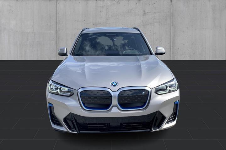 Sølv BMW iX3 fra 2024