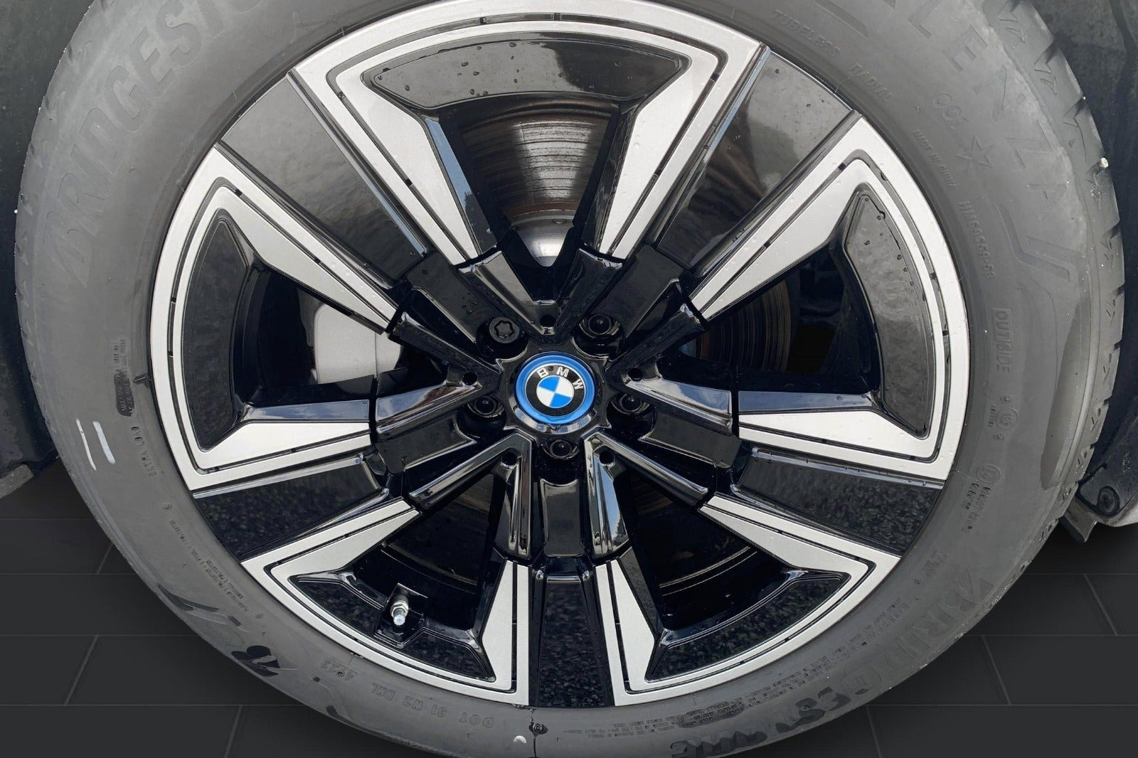 Sølv BMW iX3 fra 2024