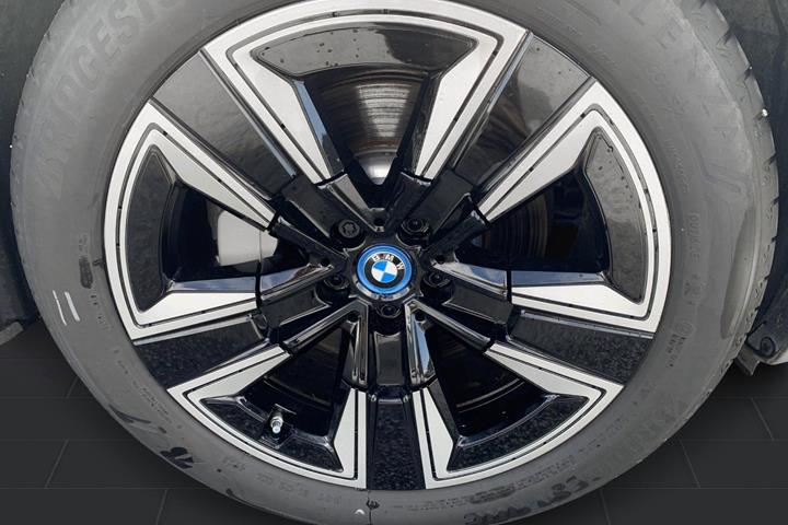 Sølv BMW iX3 fra 2024