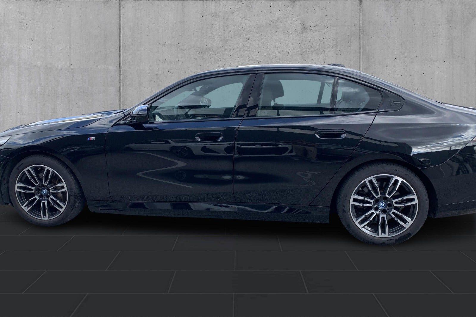 Sort BMW i5 fra 2024
