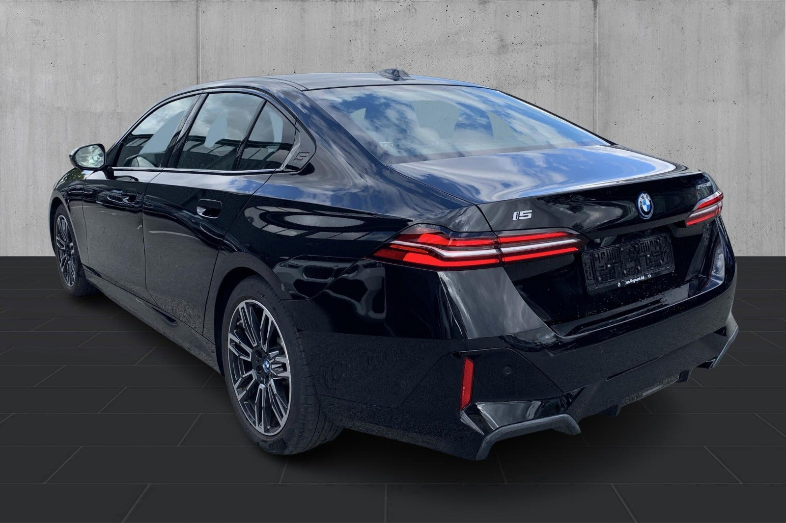 Sort BMW i5 fra 2024
