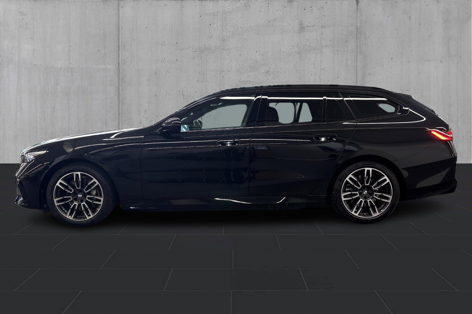 Sort BMW i5 fra 2026