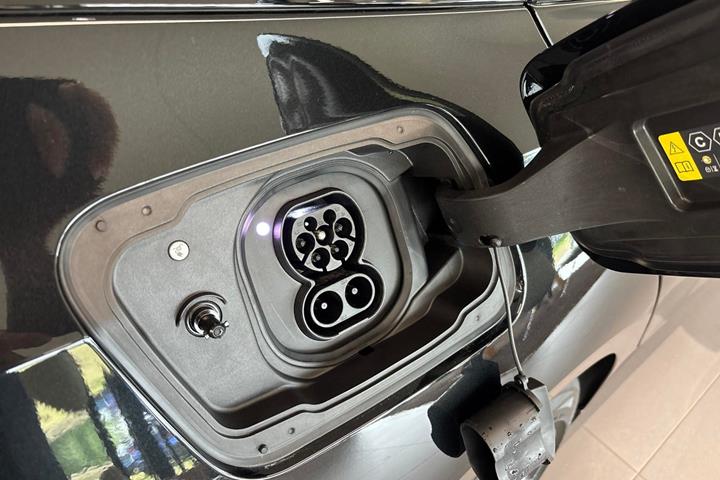 Sort BMW i5 fra 2026