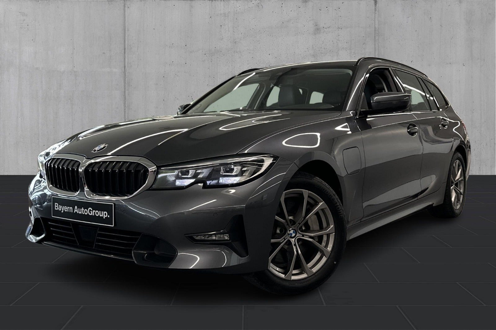 Grå BMW 330e fra 2021
