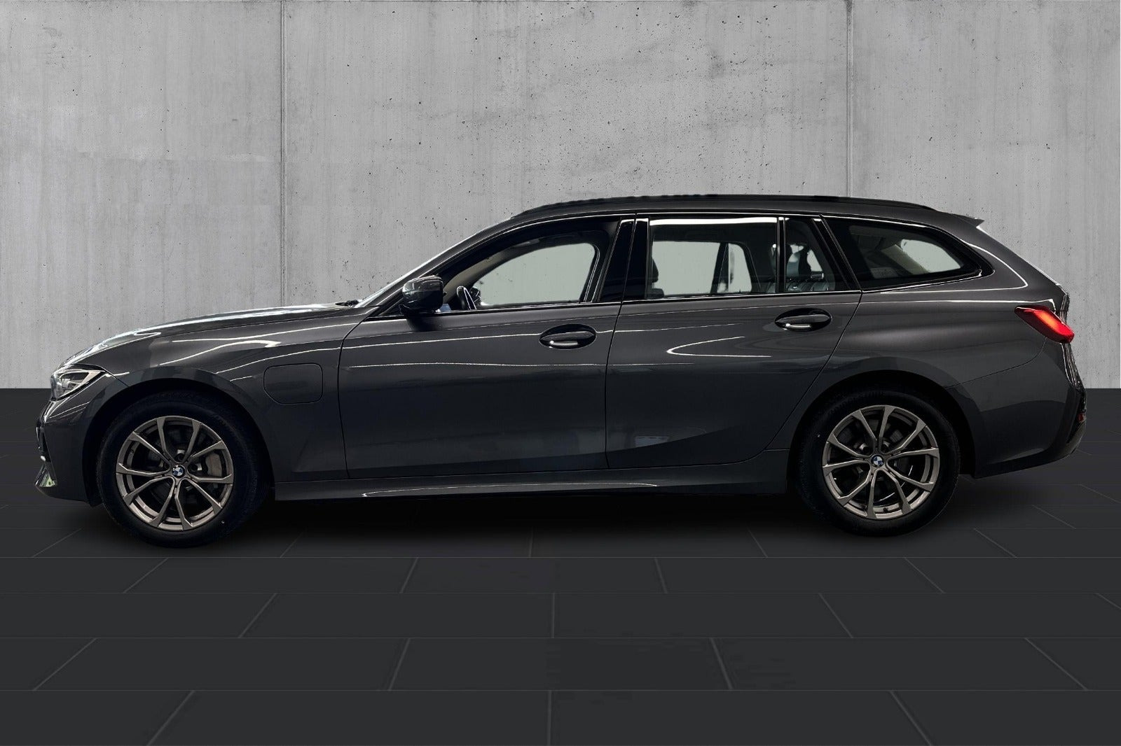 Grå BMW 330e fra 2021