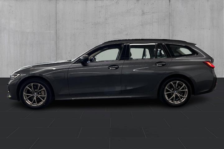 Grå BMW 330e fra 2021