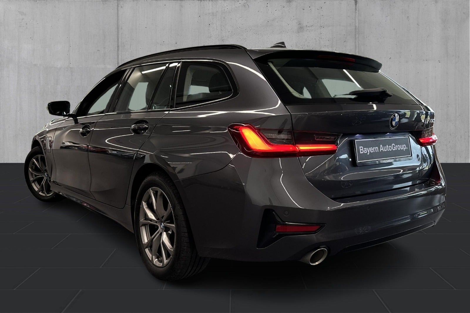 Grå BMW 330e fra 2021