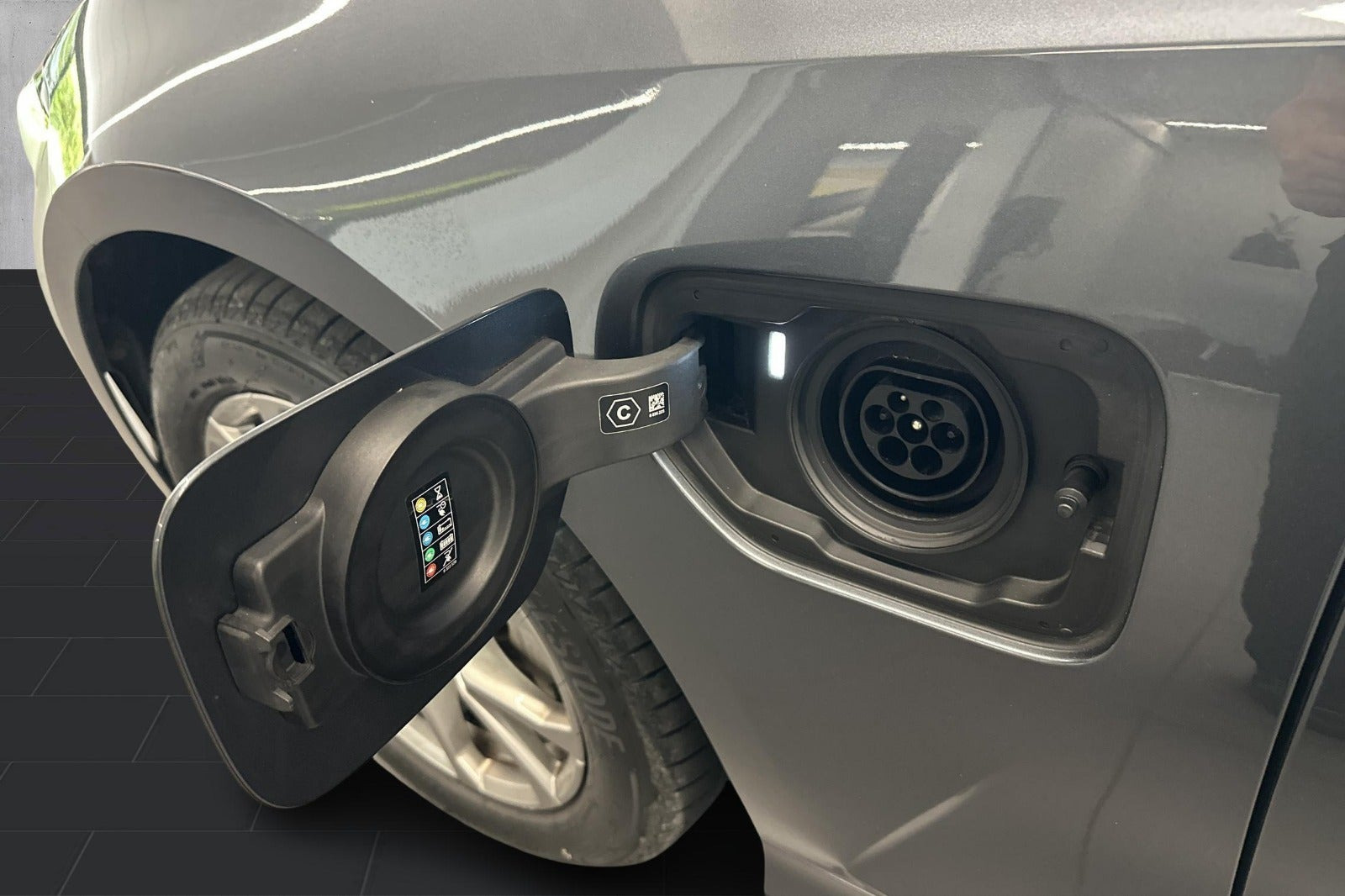 Grå BMW 330e fra 2021