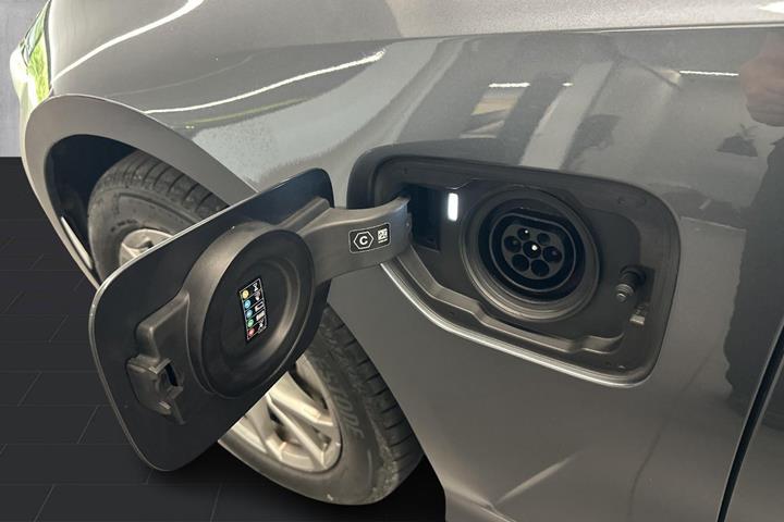 Grå BMW 330e fra 2021