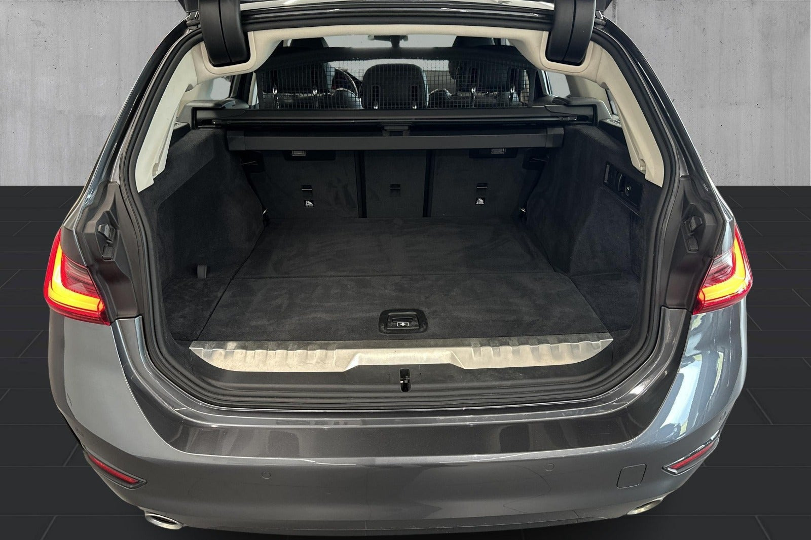 Grå BMW 330e fra 2021