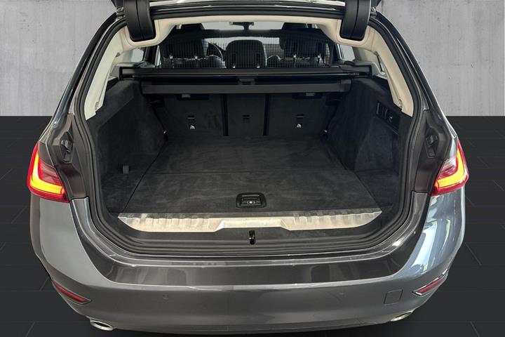 Grå BMW 330e fra 2021