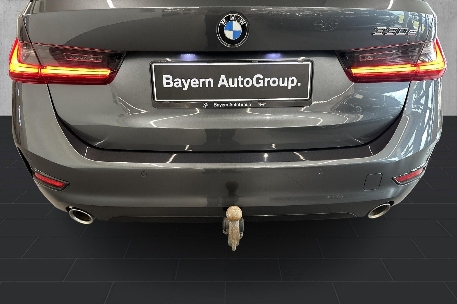Grå BMW 330e fra 2021