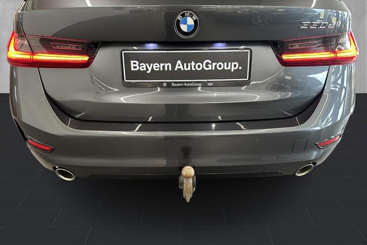 Grå BMW 330e fra 2021