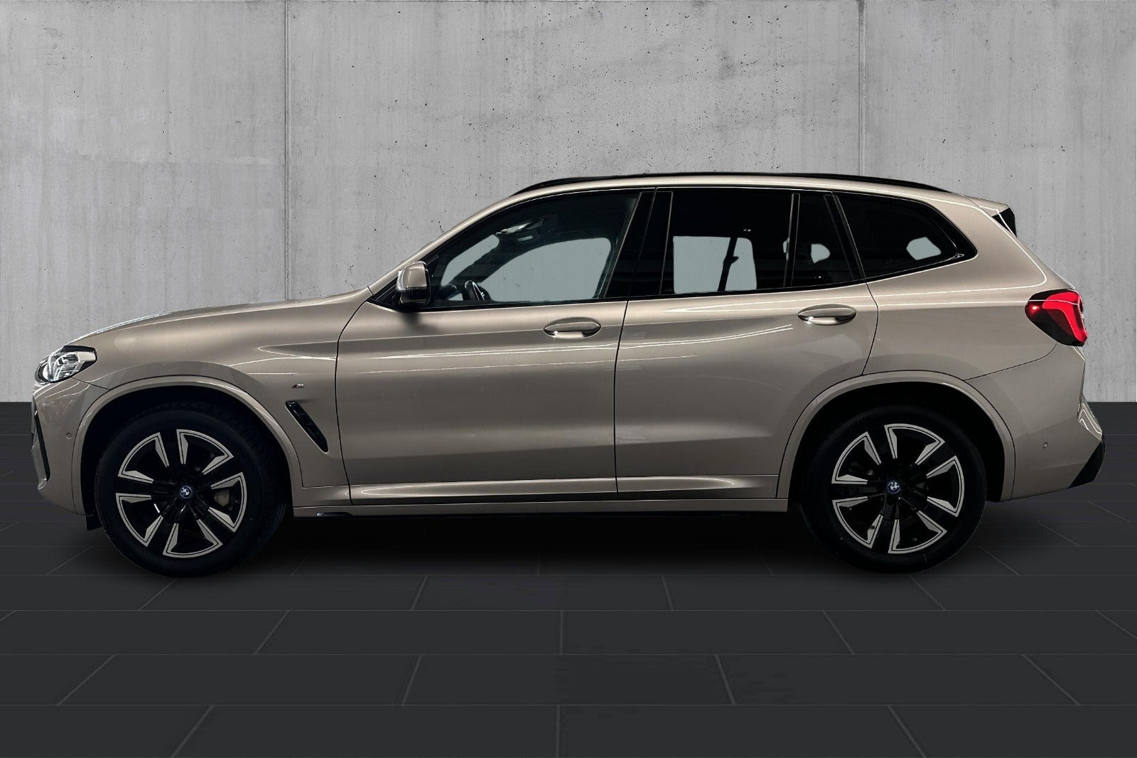 Sølv BMW iX3 fra 2023