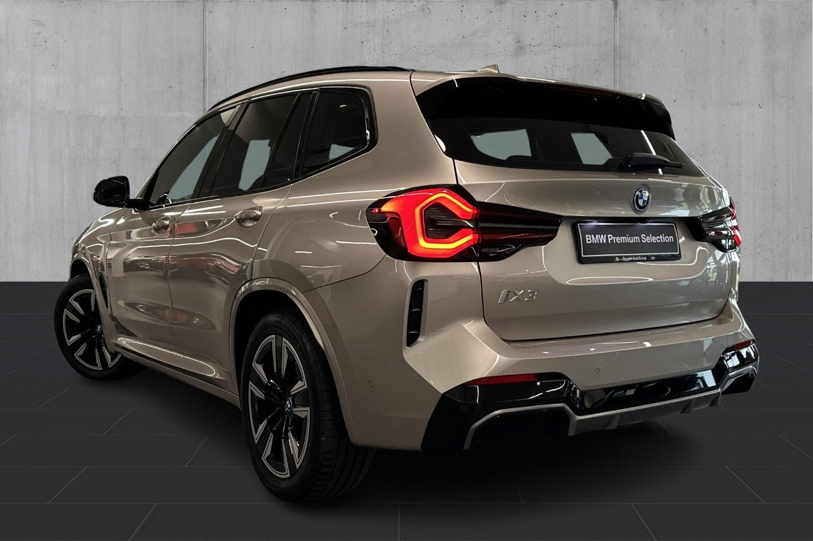 Sølv BMW iX3 fra 2023