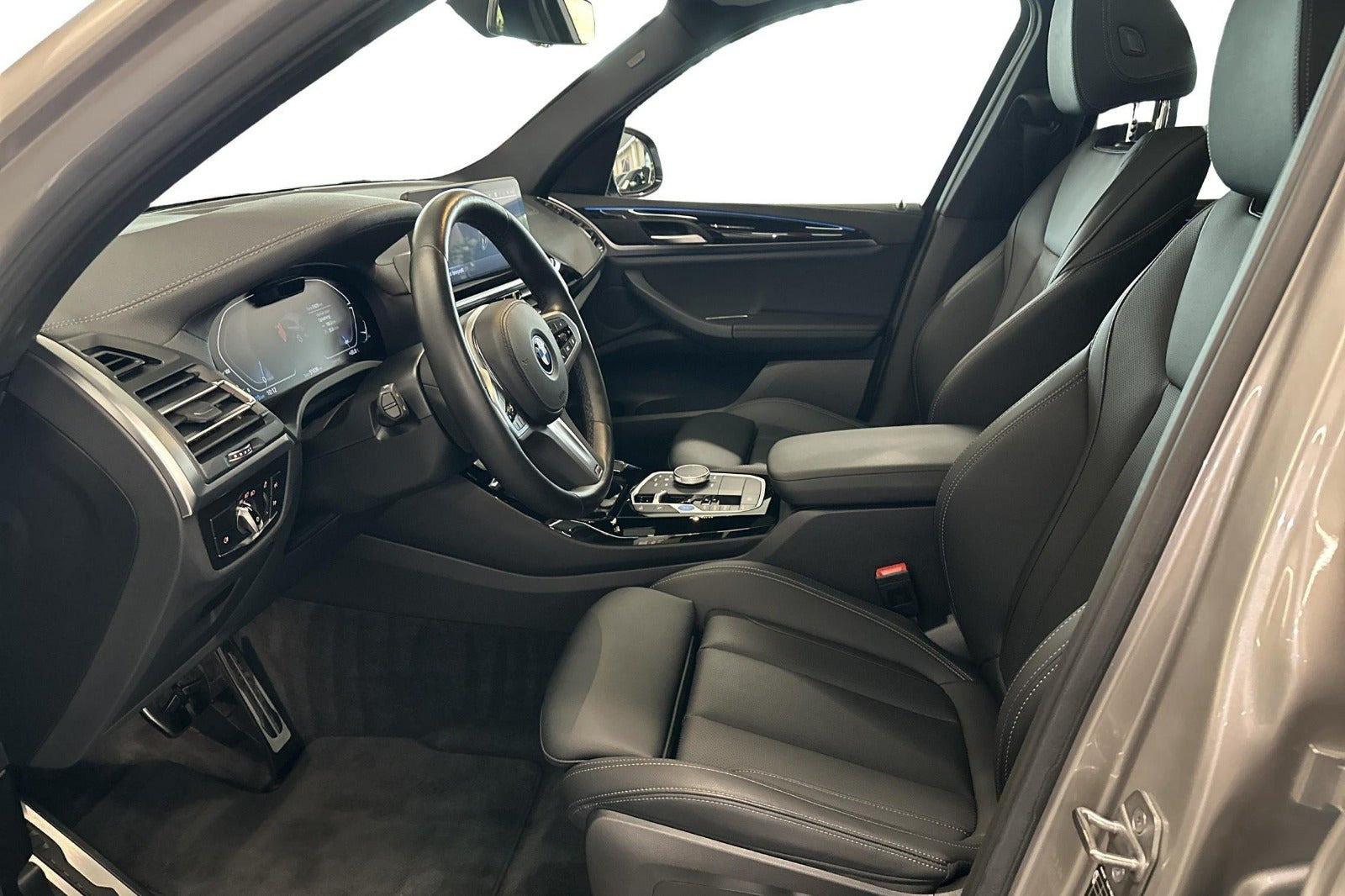Sølv BMW iX3 fra 2023