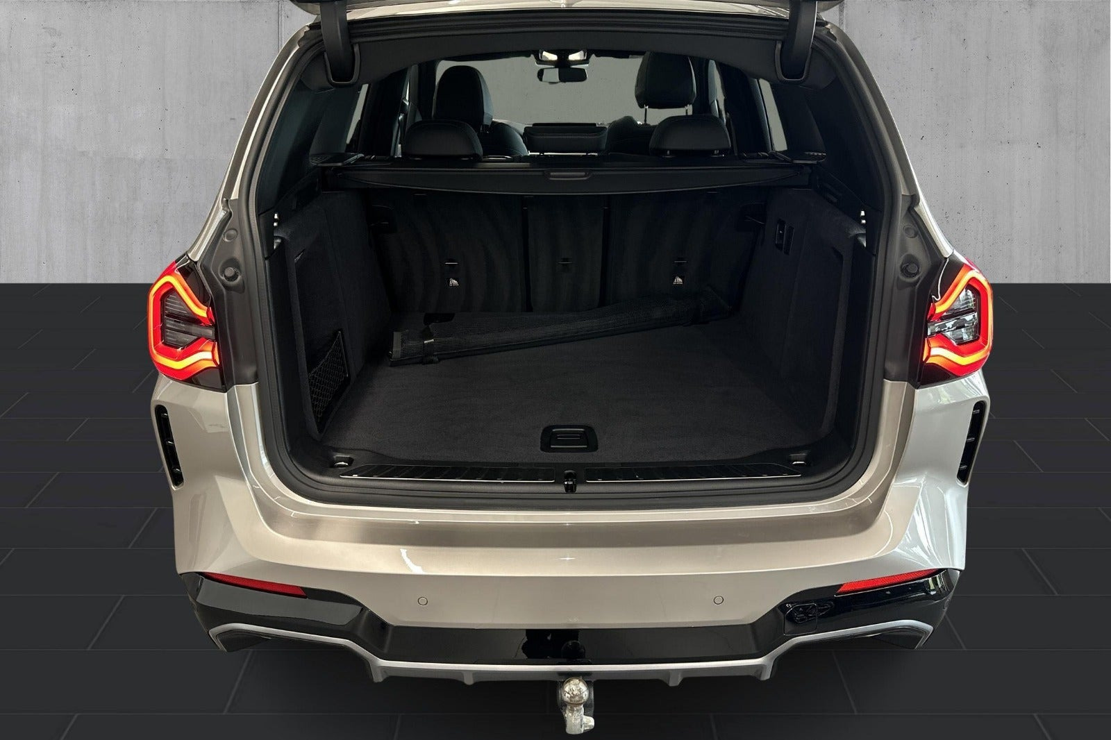Sølv BMW iX3 fra 2023