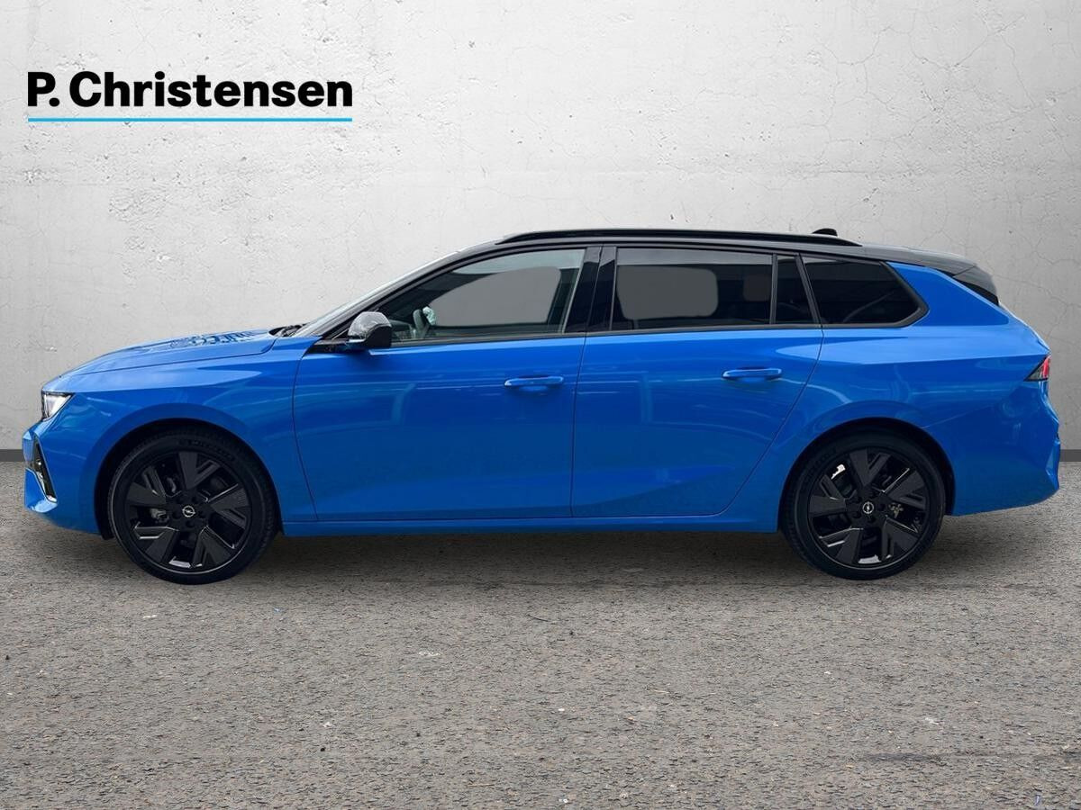 Blå Opel Astra-e fra 2024