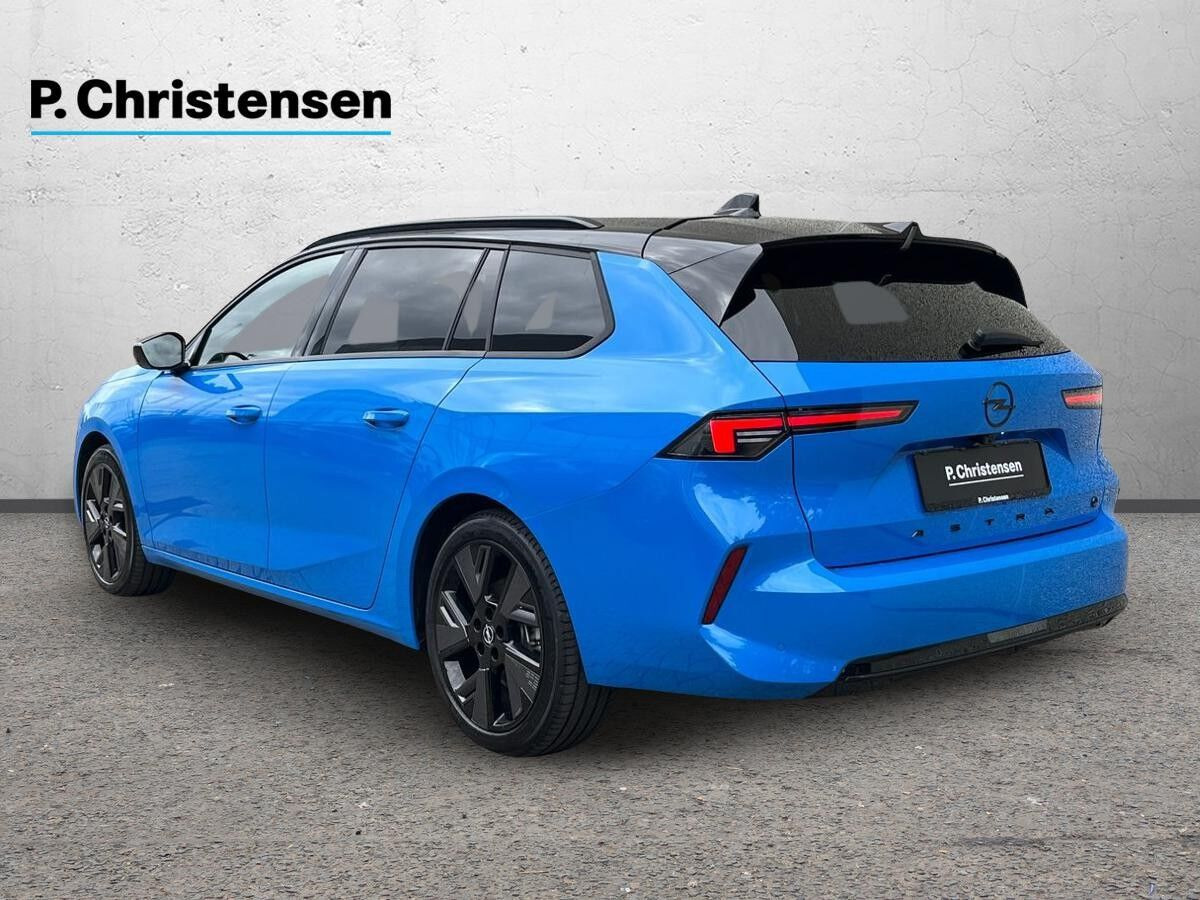 Blå Opel Astra-e fra 2024