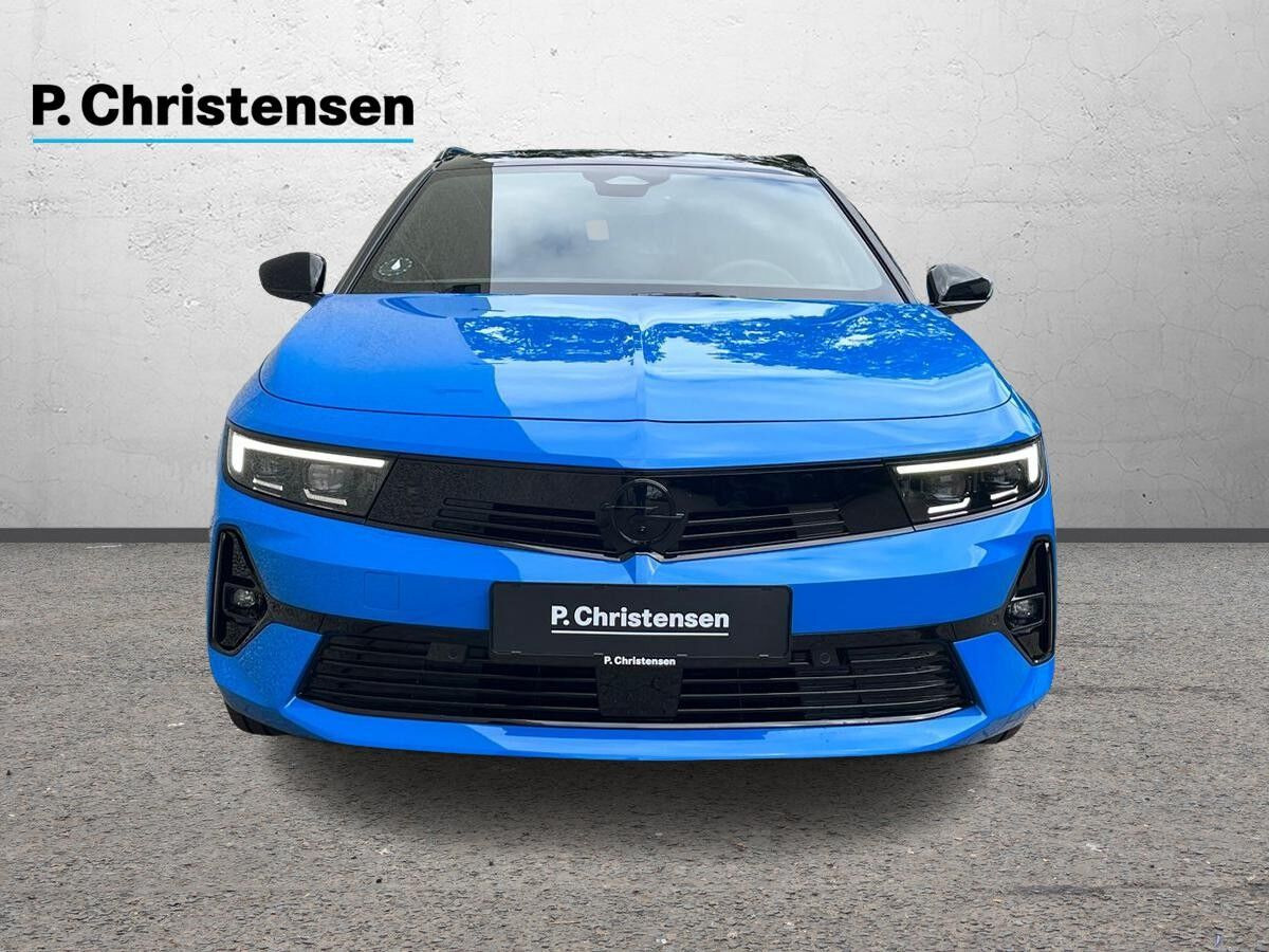 Blå Opel Astra-e fra 2024