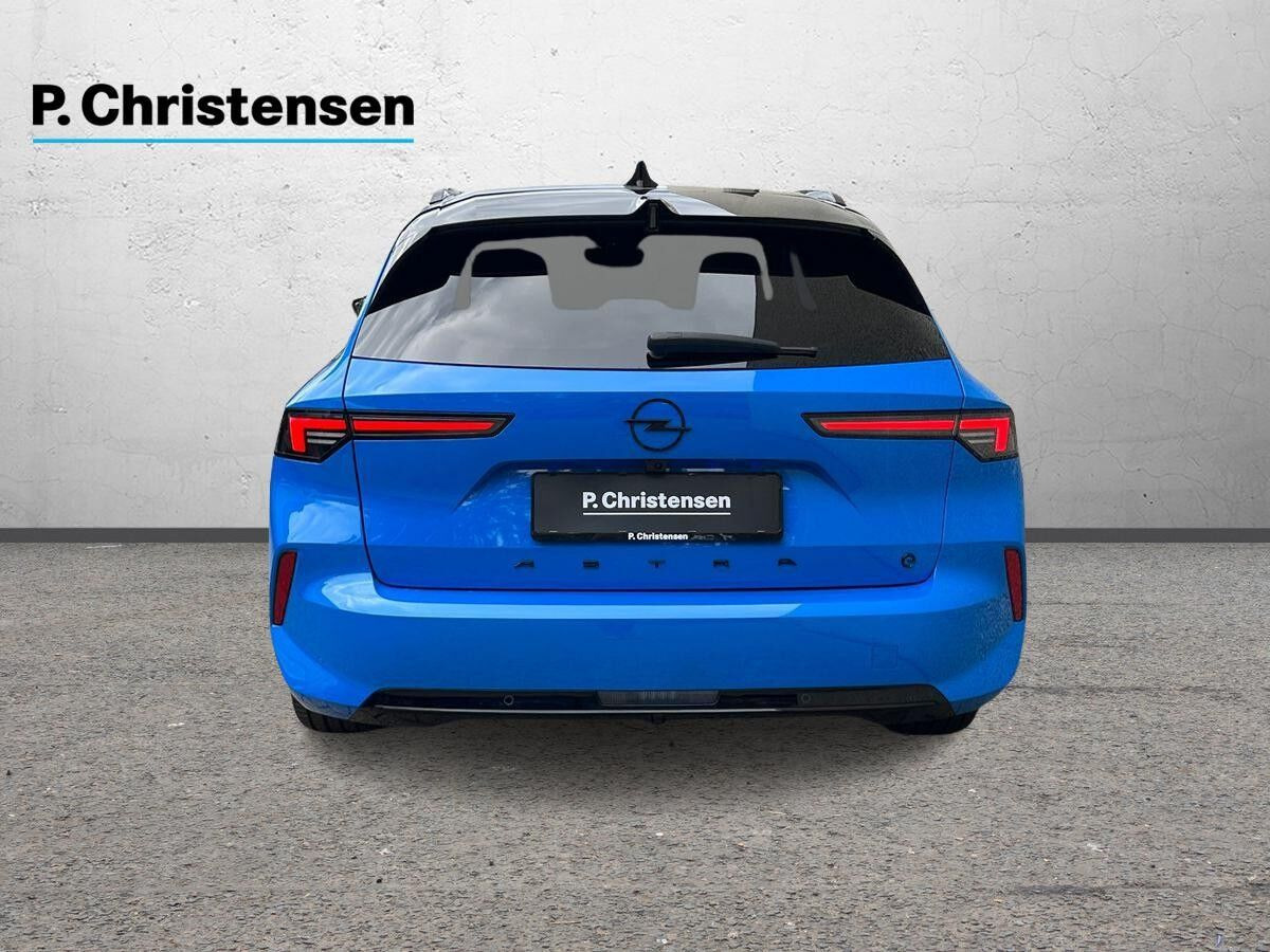 Blå Opel Astra-e fra 2024