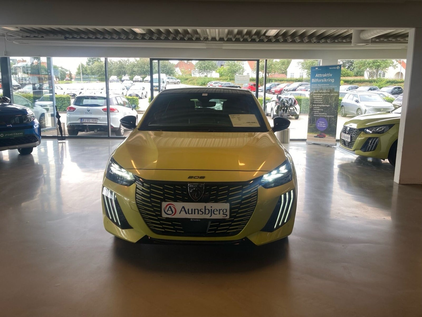 Gul Peugeot e-208 fra 2025