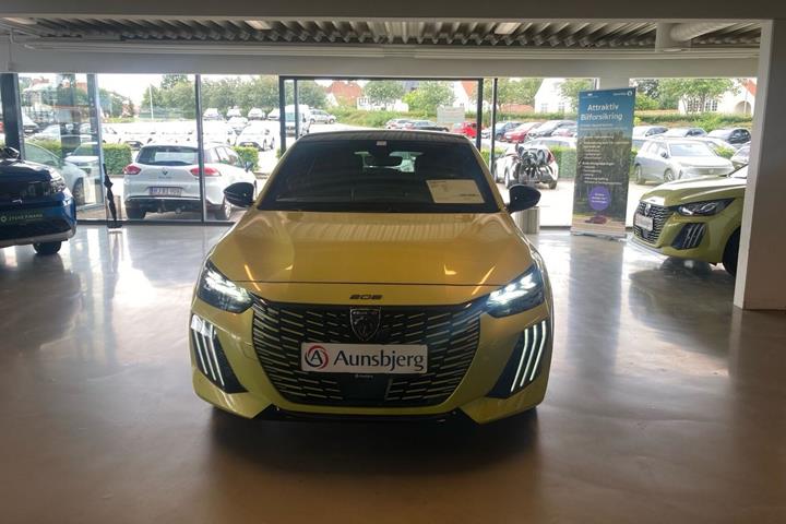 Gul Peugeot e-208 fra 2025