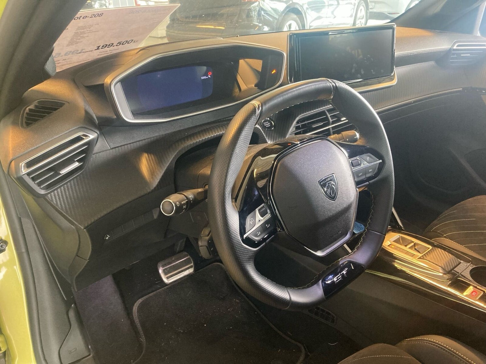 Gul Peugeot e-208 fra 2025