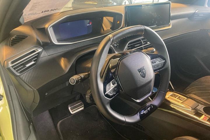 Gul Peugeot e-208 fra 2025