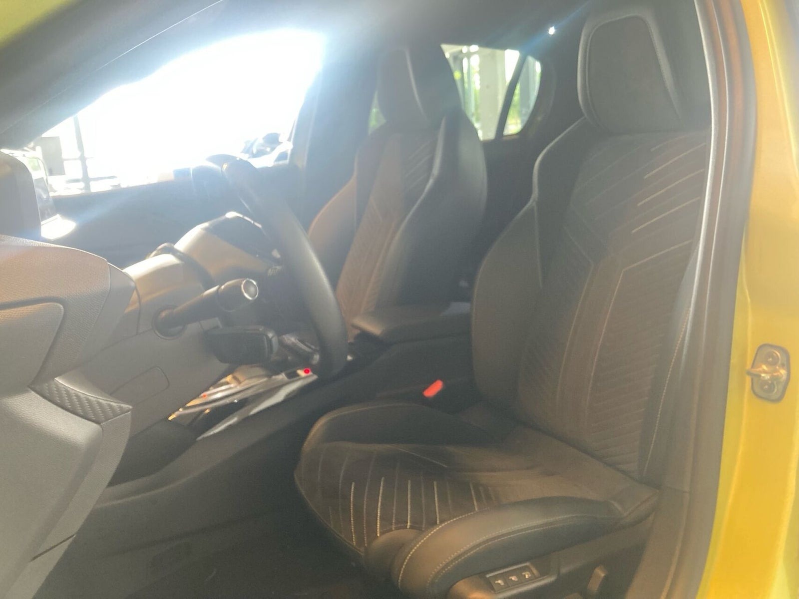 Gul Peugeot e-208 fra 2025