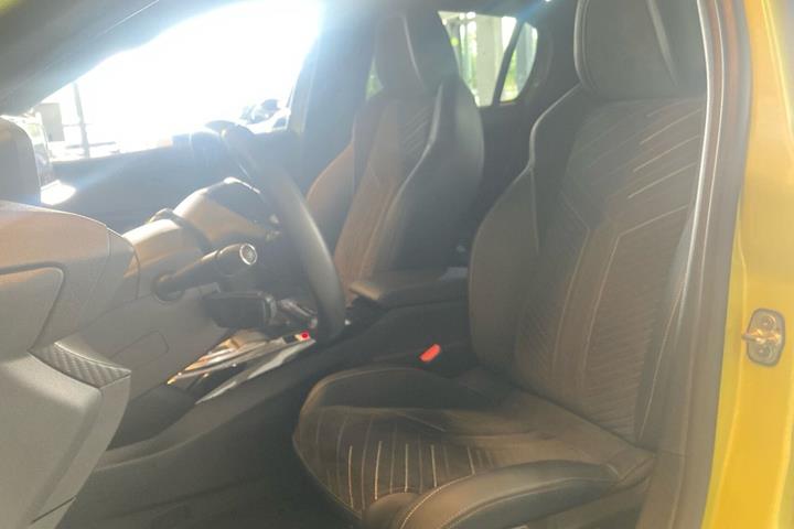 Gul Peugeot e-208 fra 2025