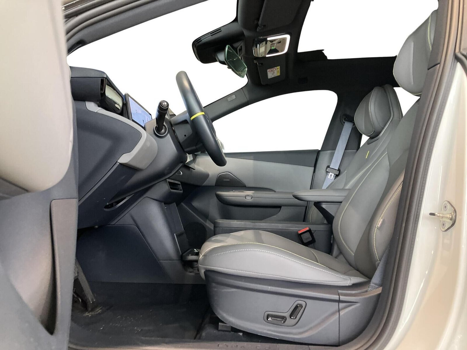 Hvid Lynk & Co 02 fra 2025