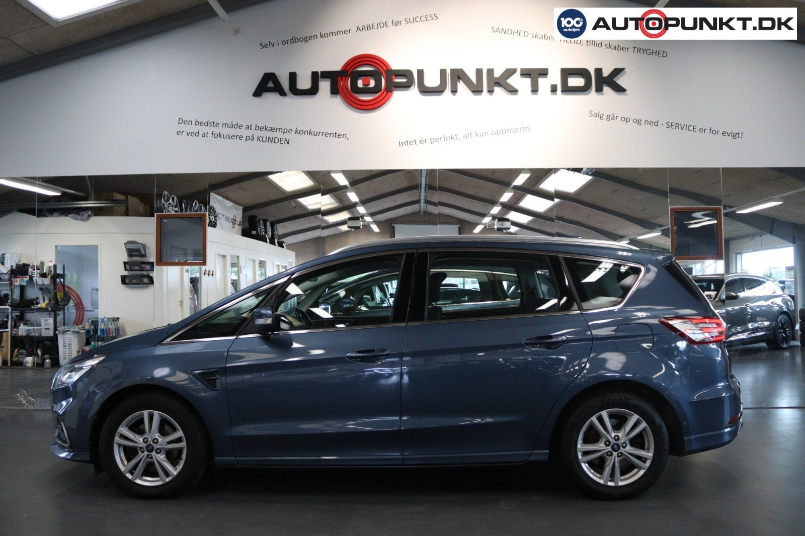Blå Ford S-MAX fra 2022
