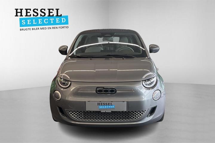 Grå Fiat 500e fra 2023