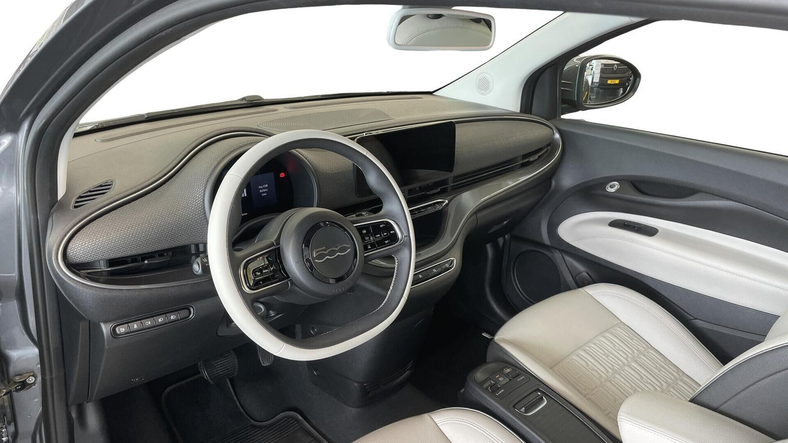 Grå Fiat 500e fra 2023
