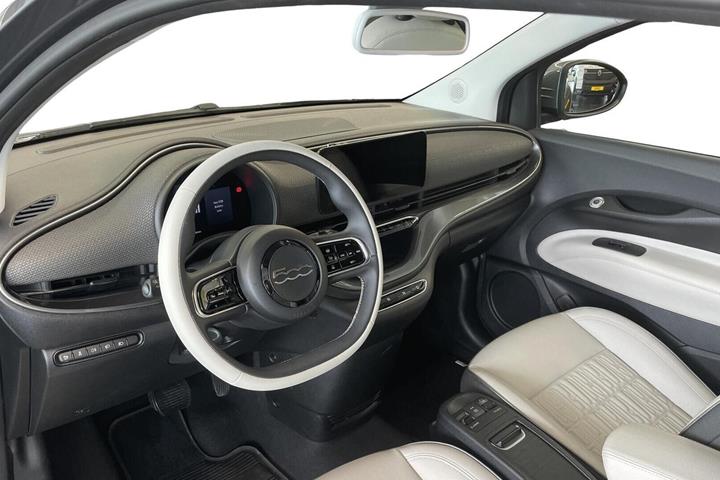 Grå Fiat 500e fra 2023